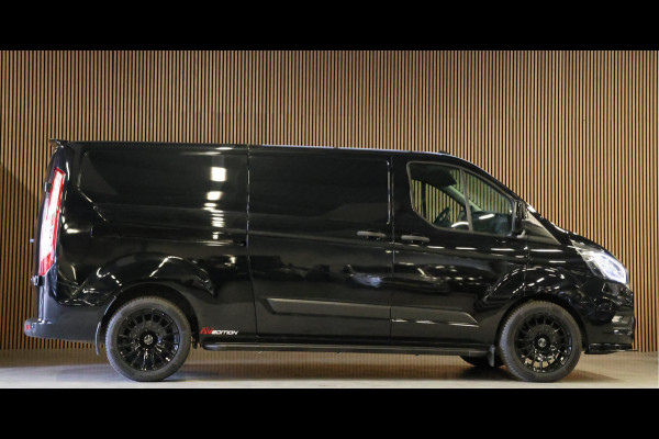 Ford Transit Custom 300 2.0 TDCI L2H1 Raptor Edition | CarPlay | Camera | Navigatie | Stoelverwarming | Trekhaak | 3-Zitter | DAB | PDC V+A | Nieuwe APK | NAP Logisch