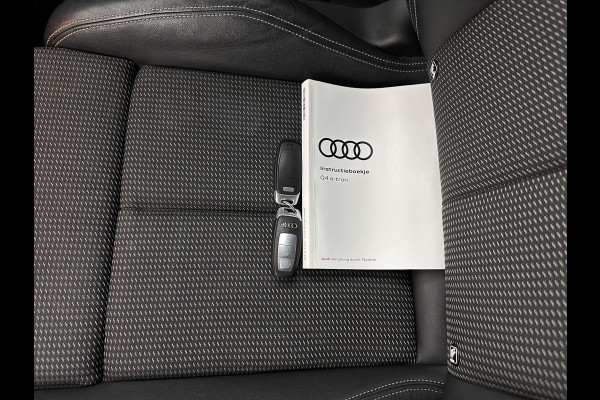 Audi Q4 e-tron 40 S-edition 77 kWh [ 3-Fase-11kW ] {SOH-89%} (INCL-BTW) *HEATPUMP | LEATHER-FABRIC | MATRIX-LED | ADAPTIVE-CRUISE | HEATED-SPORTSEATS | AMBIENTLIGHT | DIGI-COCKPIT | CAMERA | KEYLESS | DAB+ | NAVI-FULLMAP | TOWBAR | PRIVACYGLASS | 20"AL
