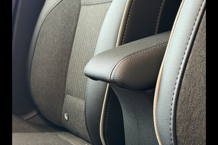 Renault Clio 1.0 TCe 92pk Aut | Intens | Groot Navi | Bose | 17" | Dode hoek | 360 | Stoel & Stuur verwarming | Volledig Renault Dealer onderhouden!