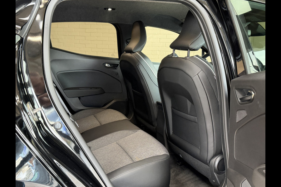 Renault Clio 1.0 TCe 92pk Aut | Intens | Groot Navi | Bose | 17" | Dode hoek | 360 | Stoel & Stuur verwarming | Volledig Renault Dealer onderhouden!