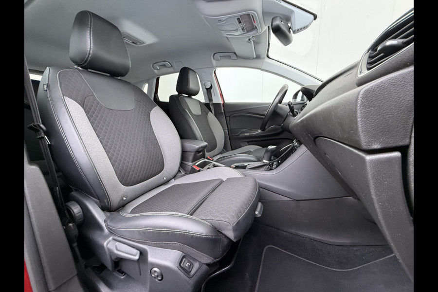 Opel Grandland X AUT-8 T131pk Innovation Trekhaak LED Navi 17"lm Keyless 1/2Leer AGR-Comfort-Stoel+Verwarmd Apple/Android Pdc Dab Ecc Tel. Isofix Mistlampen Priv.Glass Blindspot Lane-dep. Bordherk. Usb Bluetooth CruiseControl Licht-/Zichtpakket Elek.Inkl.spiegels Elek.Ramen Led 17''LM 1.2 Turbo Business Elegance NL-auto EURO 6 Origin.NLse auto Volledig Dealer onderhouden 1300kg trekvermogen € 39.000,- nieuw