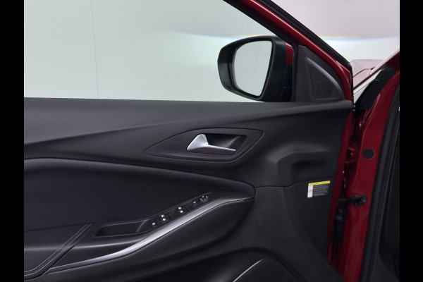 Opel Grandland X AUT-8 T131pk Innovation Trekhaak LED Navi 17"lm Keyless 1/2Leer AGR-Comfort-Stoel+Verwarmd Apple/Android Pdc Dab Ecc Tel. Isofix Mistlampen Priv.Glass Blindspot Lane-dep. Bordherk. Usb Bluetooth CruiseControl Licht-/Zichtpakket Elek.Inkl.spiegels Elek.Ramen Led 17''LM 1.2 Turbo Business Elegance NL-auto EURO 6 Origin.NLse auto Volledig Dealer onderhouden 1300kg trekvermogen € 39.000,- nieuw