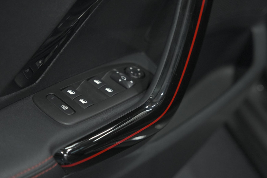 Peugeot 2008 PureTech 130 GT-Line | Allseason Banden | Panoramadak | Apple Carplay | Parkeersensoren