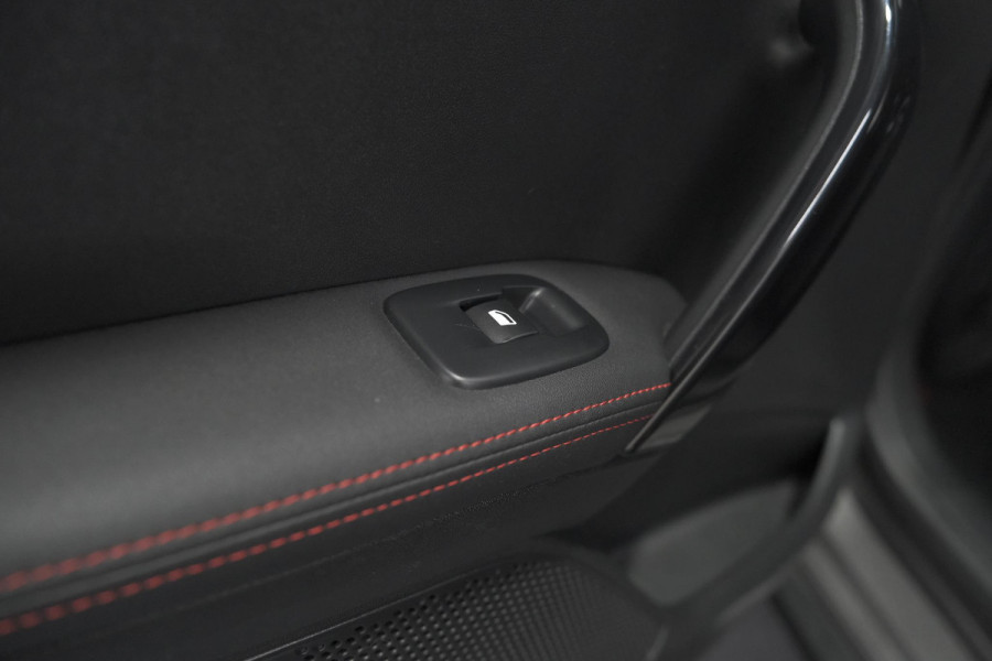 Peugeot 2008 PureTech 130 GT-Line | Allseason Banden | Panoramadak | Apple Carplay | Parkeersensoren