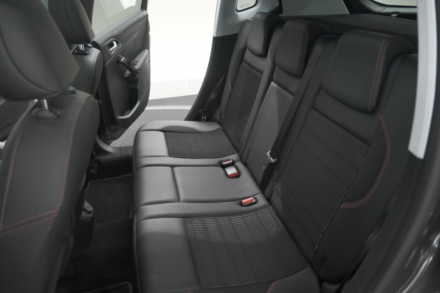 Peugeot 2008 PureTech 130 GT-Line | Allseason Banden | Panoramadak | Apple Carplay | Parkeersensoren