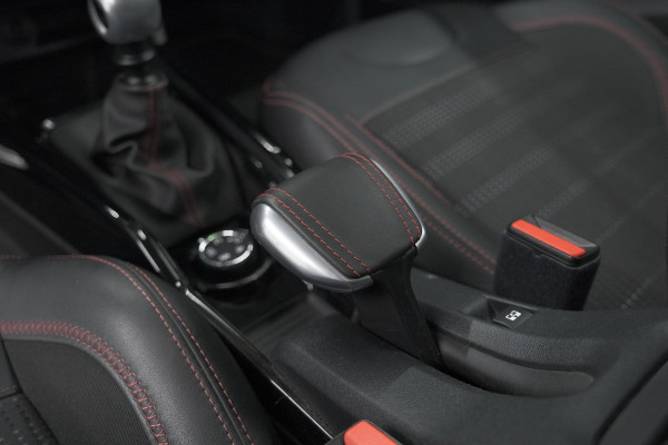 Peugeot 2008 PureTech 130 GT-Line | Allseason Banden | Panoramadak | Apple Carplay | Parkeersensoren