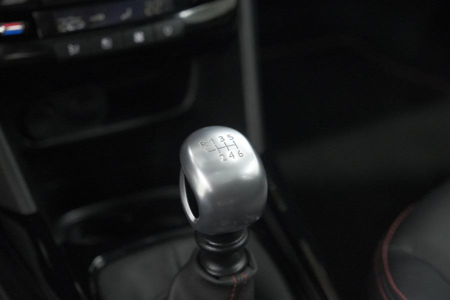 Peugeot 2008 PureTech 130 GT-Line | Allseason Banden | Panoramadak | Apple Carplay | Parkeersensoren