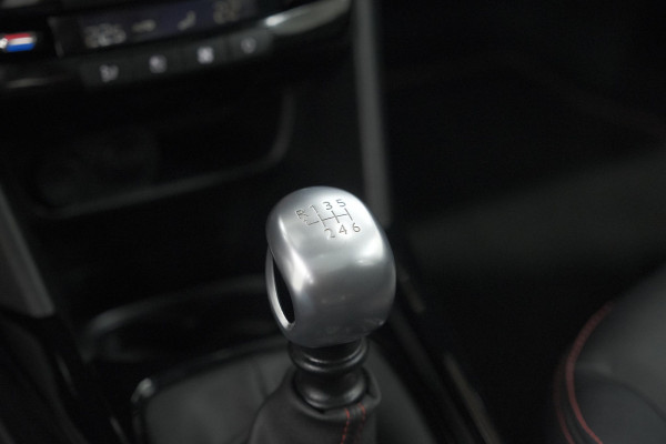 Peugeot 2008 PureTech 130 GT-Line | Allseason Banden | Panoramadak | Apple Carplay | Parkeersensoren