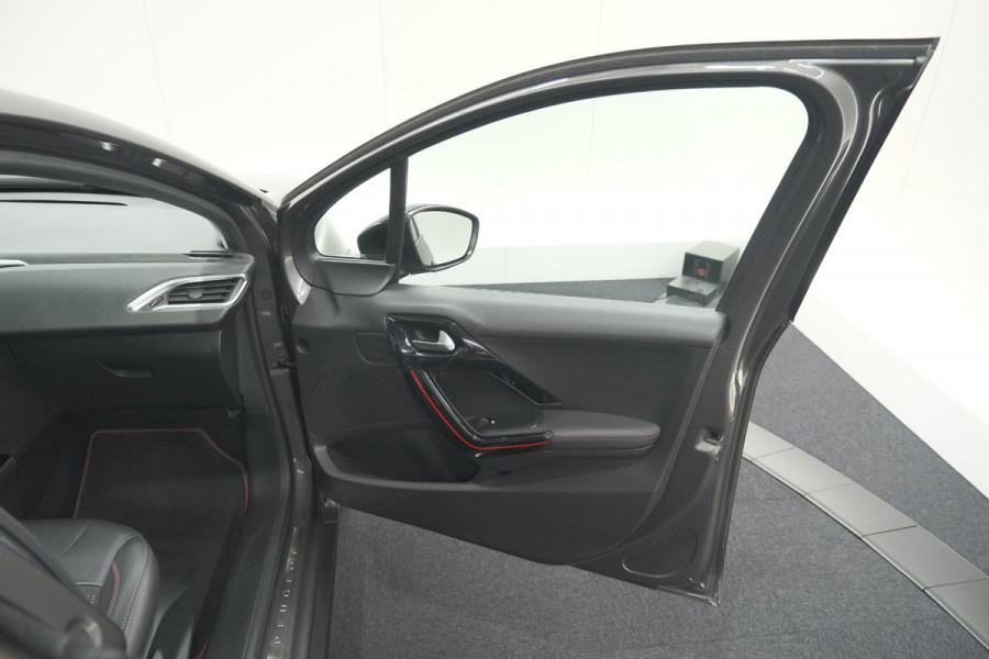Peugeot 2008 PureTech 130 GT-Line | Allseason Banden | Panoramadak | Apple Carplay | Parkeersensoren