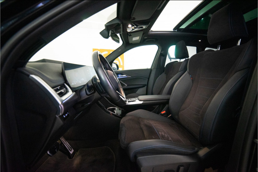 BMW X1 xDrive30e M-Sport 326PK | Pano | Harman/Kardon | HUD | Sfeer | Keyless | Massage VOL! 12 MND Garantie