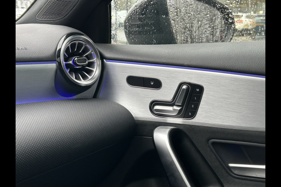 Mercedes-Benz A-Klasse 250e AMG // Panorama dak // Sfeerverlichting // Memory // MultiBeam LED // Advanced Audio // Keyless // 18" AMG Velgen // Widesc