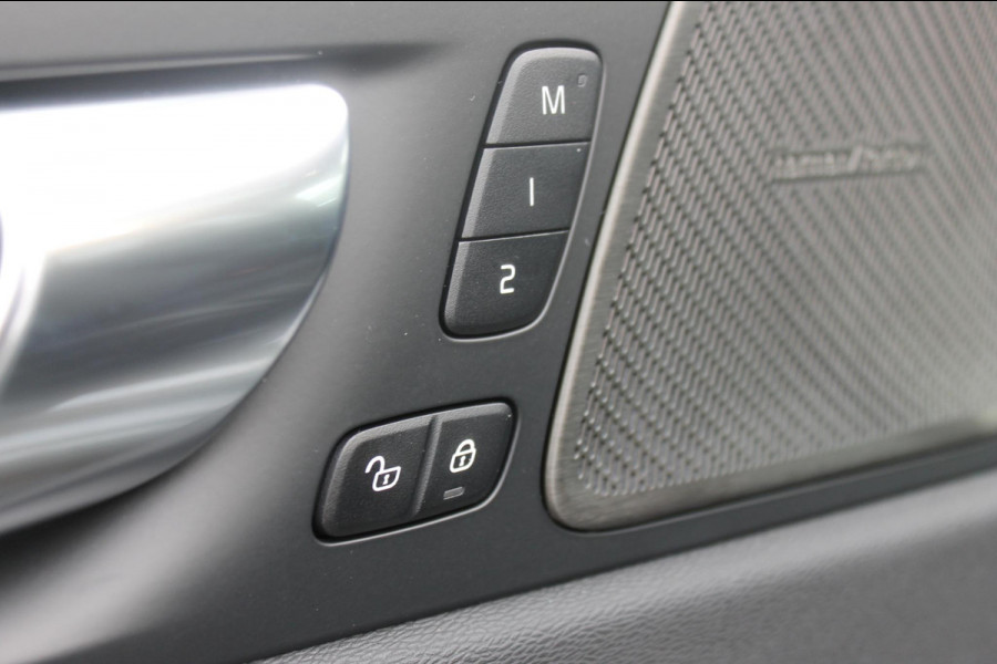 Volvo XC60 T8 455PK Automaat AWD Ultra Black Edition 360 graden camera / Head-up display / Panoramisch schuif-kanteldak / 21" lichtmetalen velgen / Extra getinte ramen vanaf de B-stijl