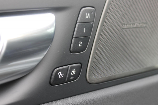 Volvo XC60 T8 455PK Automaat AWD Ultra Black Edition 360 graden camera / Head-up display / Panoramisch schuif-kanteldak / 21" lichtmetalen velgen / Extra getinte ramen vanaf de B-stijl