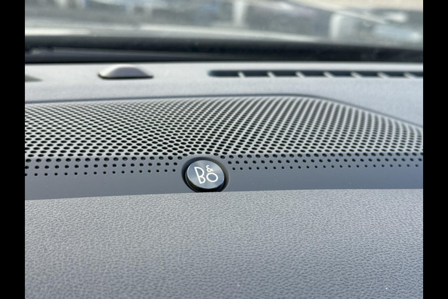 Ford Kuga 2.5 PHEV ST-Line X 243pk | Driver Assistance Pack | Black Package | Panoramadak | Winterpack | Adaptieve Matrix LED koplampen met Coast to Coast | Wegklapbare Trekhaak | AGR Stoelen