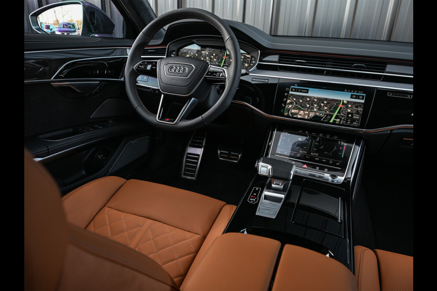 Audi A8 60 TFSI e quattro 463PK S-Line B&O Advanced | Head-Up Display | Achteras besturing | Panorama dak | Trekhaak | Soft-Close | Alcantara hemel bekleding | Carbon inleg | 360 Camera | Standkachel | Adaptive Cruise Control