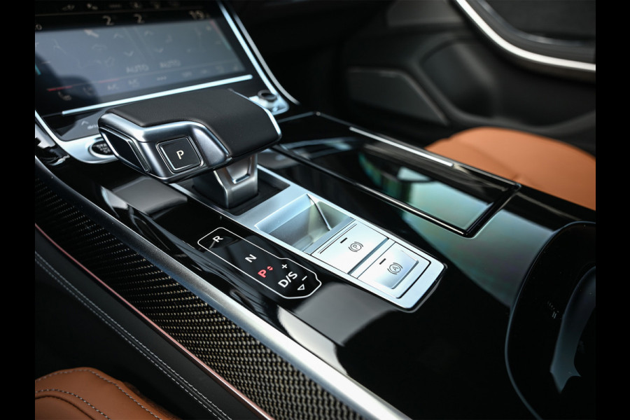 Audi A8 60 TFSI e quattro 463PK S-Line B&O Advanced | Head-Up Display | Achteras besturing | Panorama dak | Trekhaak | Soft-Close | Alcantara hemel bekleding | Carbon inleg | 360 Camera | Standkachel | Adaptive Cruise Control