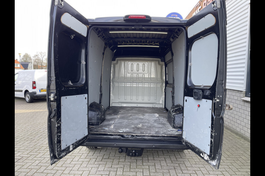 Peugeot Boxer 335 2.2 BlueHDi 165pk L2H2 Premium / vaste prijs rijklaar € 16.950 ex btw / lease vanaf € 285 / airco / cruise / navigatie / euro 6 / bpm vrij / trekhaak 2500 kg !