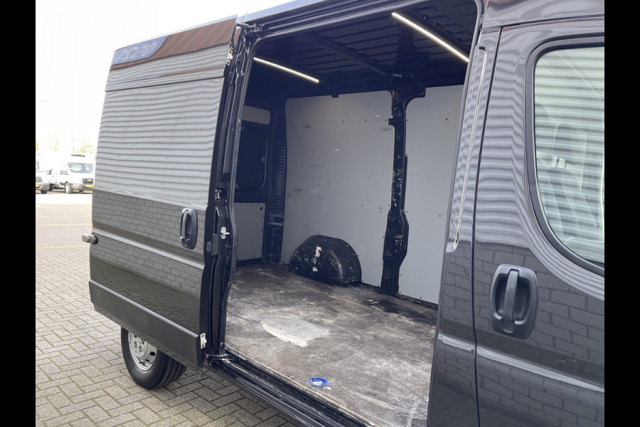 Peugeot Boxer 335 2.2 BlueHDi 165pk L2H2 Premium / vaste prijs rijklaar € 16.950 ex btw / lease vanaf € 285 / airco / cruise / navigatie / euro 6 / bpm vrij / trekhaak 2500 kg !