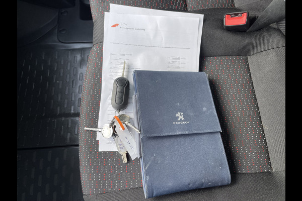 Peugeot Boxer 335 2.2 BlueHDi 165pk L2H2 Premium / vaste prijs rijklaar € 16.950 ex btw / lease vanaf € 285 / airco / cruise / navigatie / euro 6 / bpm vrij / trekhaak 2500 kg !