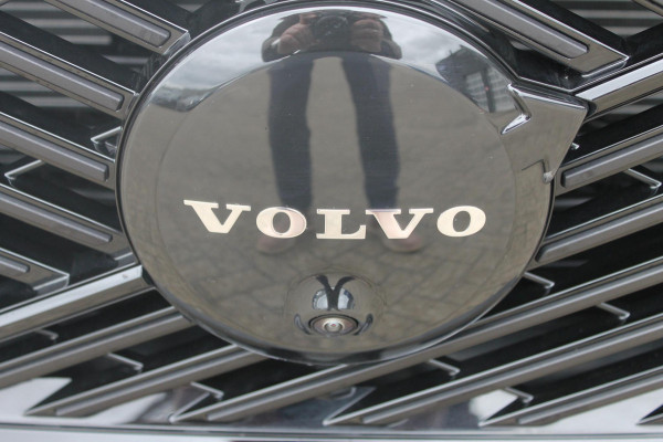 Volvo XC60 T8 455PK Automaat AWD Ultra Black Edition 360 graden camera / Head-up display / Panoramisch schuif-kanteldak / 21" lichtmetalen velgen / Extra getinte ramen vanaf de B-stijl