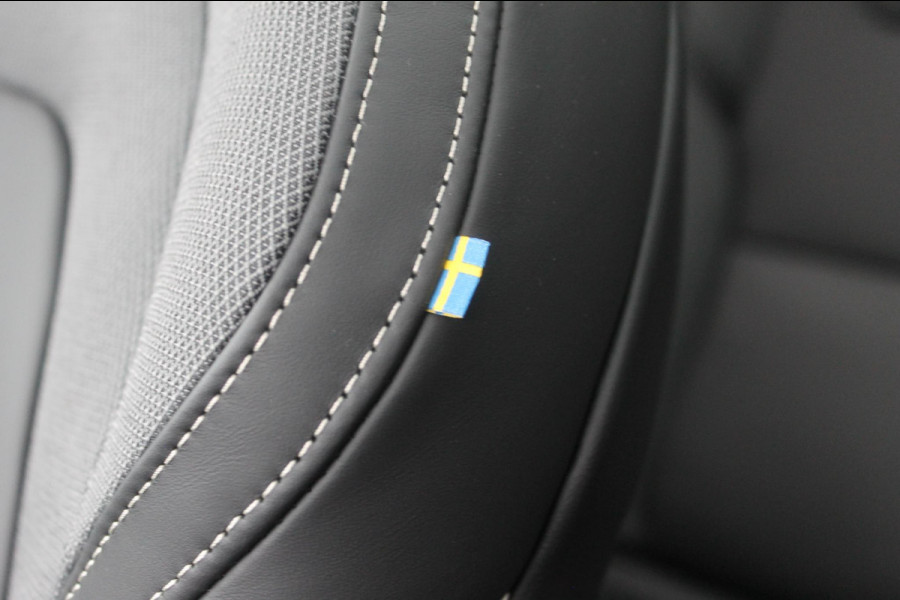 Volvo XC60 T8 455PK Automaat AWD Ultra Black Edition 360 graden camera / Head-up display / Panoramisch schuif-kanteldak / 21" lichtmetalen velgen / Extra getinte ramen vanaf de B-stijl