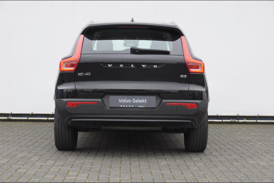 Volvo XC40 B3 177PK Automaat Plus Dark / Elektrische stoelen met geheugen / Keyless entry / Elektrische achterklep / Harman Kardon audio / Parkeersensoren met camera / stoel - en stuurwielverwarming /