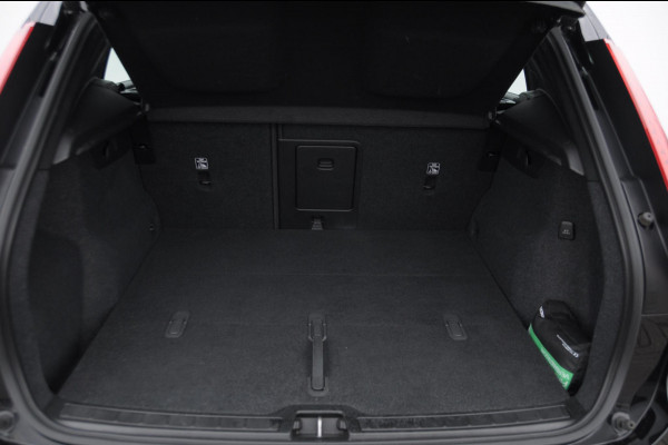 Volvo XC40 B3 177PK Automaat Plus Dark / Elektrische stoelen met geheugen / Keyless entry / Elektrische achterklep / Harman Kardon audio / Parkeersensoren met camera / stoel - en stuurwielverwarming /