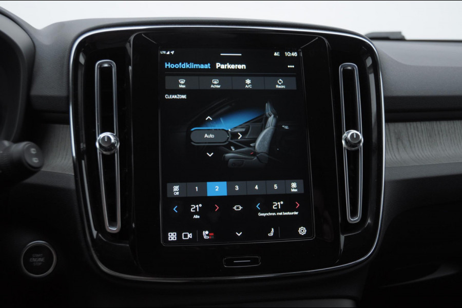 Volvo XC40 B3 177PK Automaat Plus Dark / Elektrische stoelen met geheugen / Keyless entry / Elektrische achterklep / Harman Kardon audio / Parkeersensoren met camera / stoel - en stuurwielverwarming /
