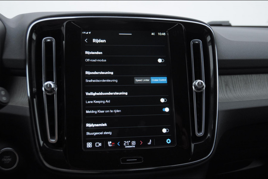 Volvo XC40 B3 177PK Automaat Plus Dark / Elektrische stoelen met geheugen / Keyless entry / Elektrische achterklep / Harman Kardon audio / Parkeersensoren met camera / stoel - en stuurwielverwarming /