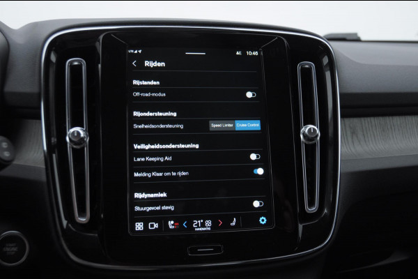 Volvo XC40 B3 177PK Automaat Plus Dark / Elektrische stoelen met geheugen / Keyless entry / Elektrische achterklep / Harman Kardon audio / Parkeersensoren met camera / stoel - en stuurwielverwarming /