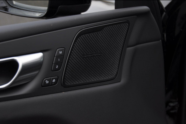 Volvo XC60 T6 350PK Automaat AWD Ultra Black Edition stoelmassage - en ventilatie / Adaptieve cruise control / Harman Kardon / BLIS / Panoramadak / Apple carplay / Parkeersensoren met 360 camera / Elektrisch bedienbare achterklep / Elektrisch verstelbare voorstoelen met geheugen / Stoel en stuurwielverwarming / 21” velgen / Getinte ramen vanaf de B-stijl