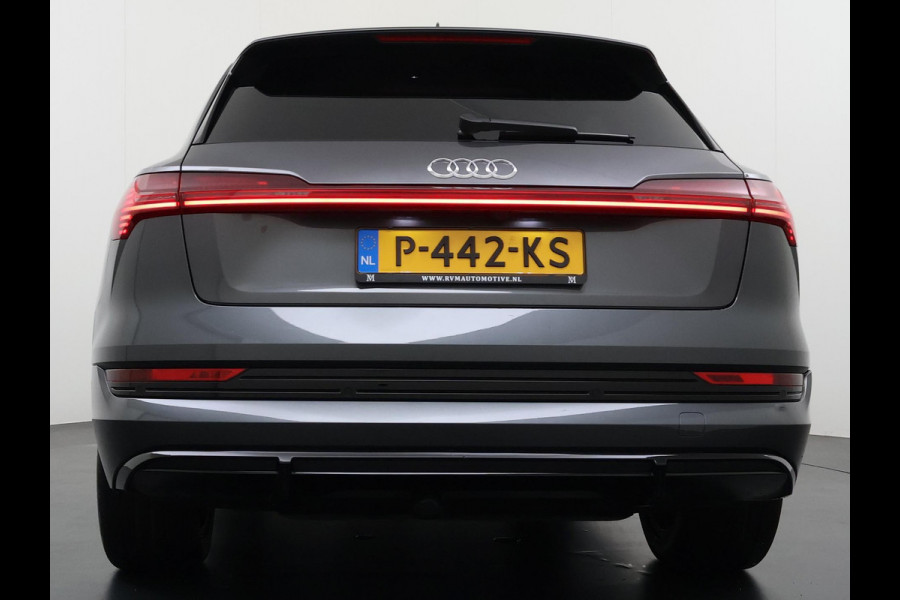 Audi e-tron 55 quattro S edition 95 kWh S-LINE BINNEN & BUITEN | SOH 94% | ORIG. NL AUTO | CAMERA | ELEK. KOFFERBAK | ADAPTIEVE CRUISE CONTROL | STOELVERWARMING | MEMORY SEATS |AFN. TREKHAAK | AUDI DEALER ONDERHOUDEN | RIJKLAAR + 12 MND BOVAG GARANTIE