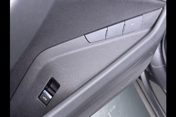 Audi e-tron 55 quattro S edition 95 kWh S-LINE BINNEN & BUITEN | SOH 94% | ORIG. NL AUTO | CAMERA | ELEK. KOFFERBAK | ADAPTIEVE CRUISE CONTROL | STOELVERWARMING | MEMORY SEATS |AFN. TREKHAAK | AUDI DEALER ONDERHOUDEN | RIJKLAAR + 12 MND BOVAG GARANTIE