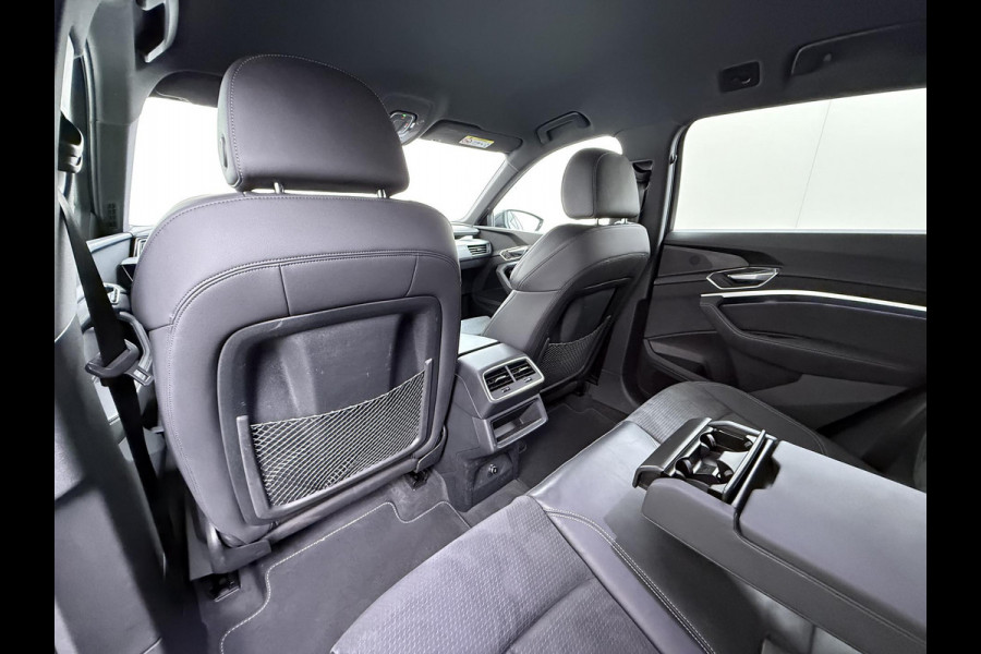 Audi e-tron 55 quattro S edition 95 kWh S-LINE BINNEN & BUITEN | SOH 94% | ORIG. NL AUTO | CAMERA | ELEK. KOFFERBAK | ADAPTIEVE CRUISE CONTROL | STOELVERWARMING | MEMORY SEATS |AFN. TREKHAAK | AUDI DEALER ONDERHOUDEN | RIJKLAAR + 12 MND BOVAG GARANTIE