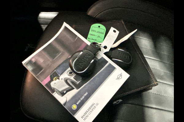 MINI Mini Electric Yours 33 kWh | lederen bekleding Yours | Panoramadak | HUD | Camera | ACC |LED Soh Waarde (batterijtest) 96,9%