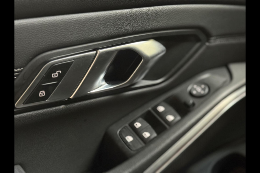 BMW 3-serie 320i High Executive Edition NAP | M Sport | Stoelverwarming | Camera | Leer