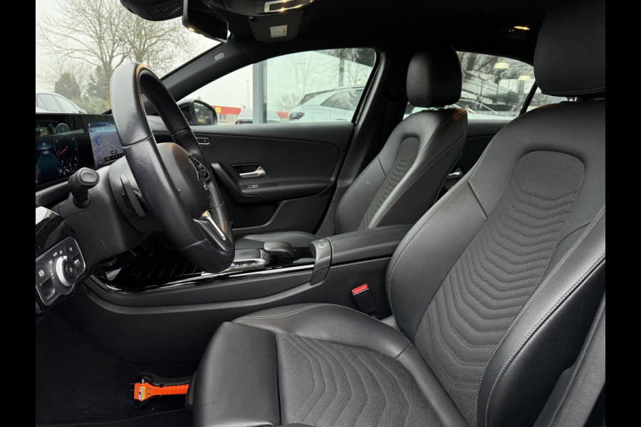 Mercedes-Benz A-Klasse Aut. 180 Sol. Luxury Line | Trekhaak | Camera | Navi |