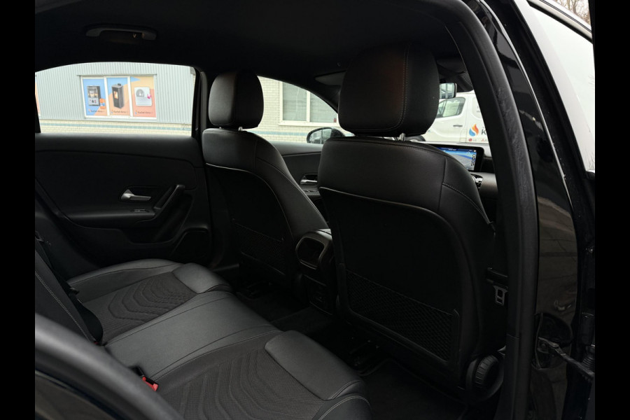 Mercedes-Benz A-Klasse Aut. 180 Sol. Luxury Line | Trekhaak | Camera | Navi |