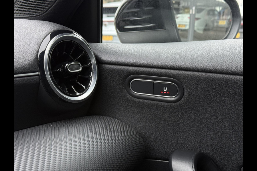 Mercedes-Benz A-Klasse Aut. 180 Sol. Luxury Line | Trekhaak | Camera | Navi |