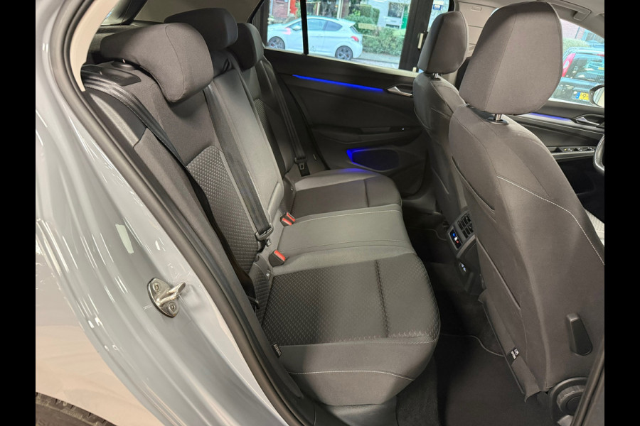 Volkswagen Golf 2.0 TDI DSG ACTIVE IQ LIGHT ACC LED PANO CAMERA PARKEERSENSOREN VOOR EN ACHTER STUURVERWARMING STOELVERWARMING