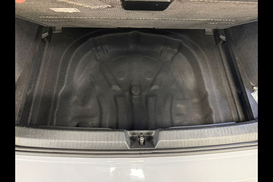 Volkswagen Golf 2.0 TDI DSG ACTIVE IQ LIGHT ACC LED PANO CAMERA PARKEERSENSOREN VOOR EN ACHTER STUURVERWARMING STOELVERWARMING