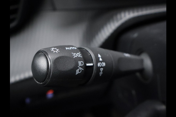 Peugeot 2008 1.2 PureTech Allure Sport (APPLE CARPLAY,NAVI,CAMERA,GETINT,CLIMATE,CRUISE,ELEKTRISCH PAKKET,SPORTSTOELEN,LM VELGEN)
