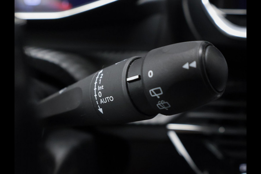 Peugeot 2008 1.2 PureTech Allure Sport (APPLE CARPLAY,NAVI,CAMERA,GETINT,CLIMATE,CRUISE,ELEKTRISCH PAKKET,SPORTSTOELEN,LM VELGEN)