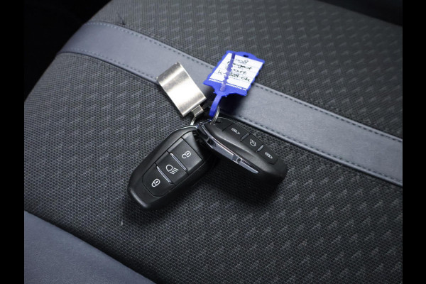 Peugeot 2008 1.2 PureTech Allure Sport (APPLE CARPLAY,NAVI,CAMERA,GETINT,CLIMATE,CRUISE,ELEKTRISCH PAKKET,SPORTSTOELEN,LM VELGEN)