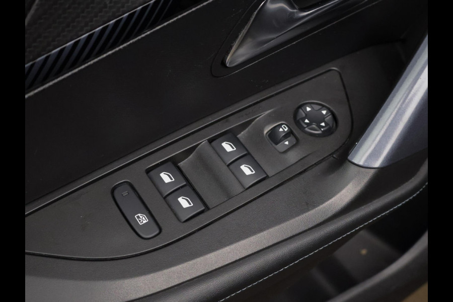 Peugeot 2008 1.2 PureTech Allure Sport (APPLE CARPLAY,NAVI,CAMERA,GETINT,CLIMATE,CRUISE,ELEKTRISCH PAKKET,SPORTSTOELEN,LM VELGEN)
