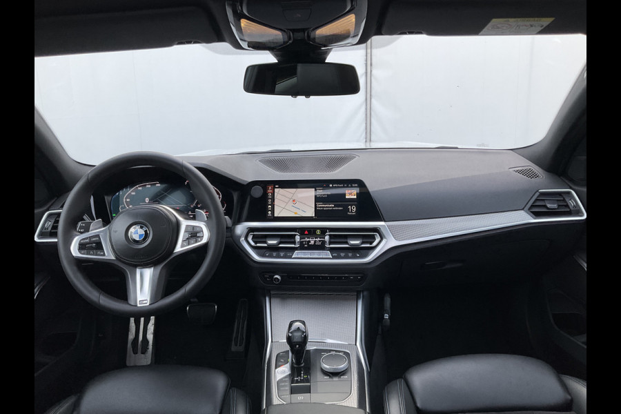 BMW 3-serie 320i Executive Edition M-Sport Automaat Pano 19 Inch Carplay NL-Auto Uitstraling!