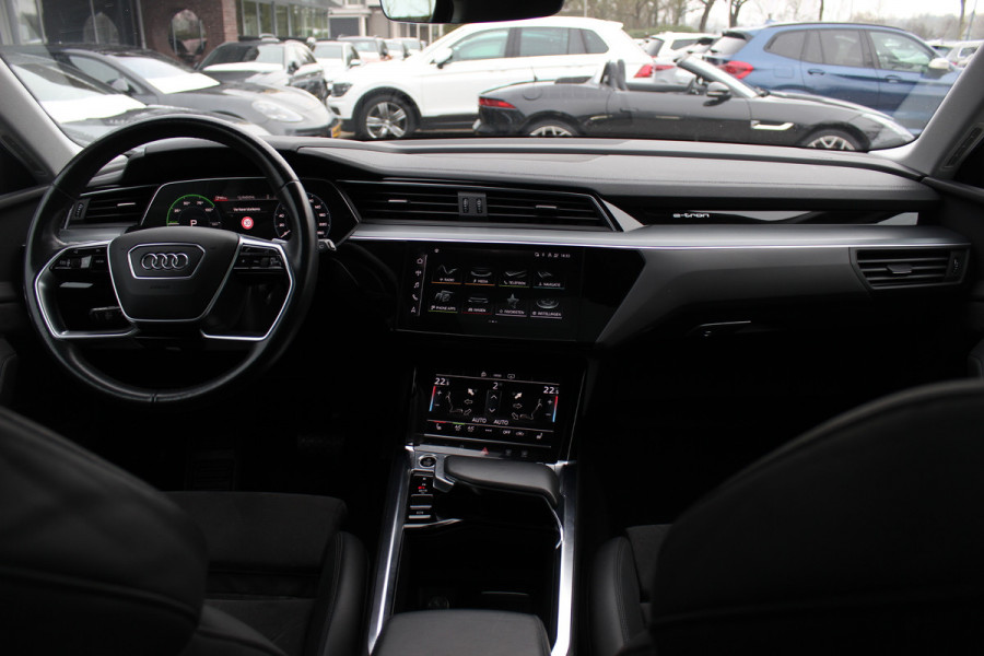 Audi e-tron 50 quattro Business edition Plus 71 kWh / SoH 92,9% / Panoramadak / Camera / Luchtvering / Intr.voorverwarming / Leder&Alcantara / 20'' / Navigatie / DAB / Stoelverwarming / ACC