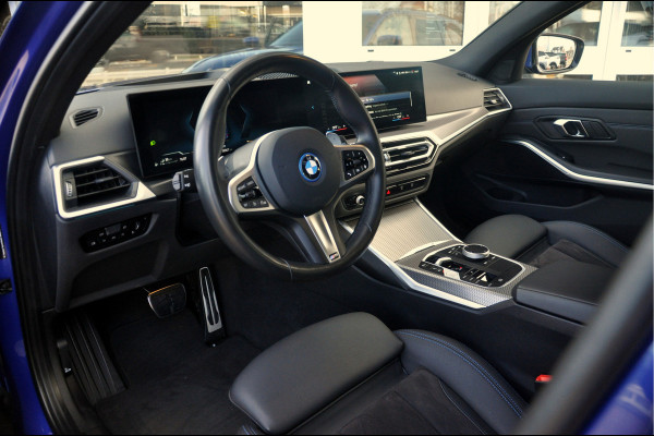 BMW 3 Serie Touring 330e | HUD | Trekhaak | Portimao Blue Metallic