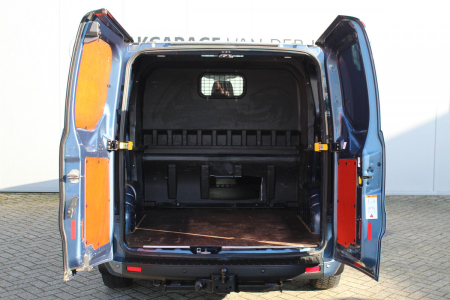 Ford Transit Custom 300 2.0-130pk TDCI L1H1 Trend Dubb. cabine. Trekgewicht 2.500kg ! Airco, stoel- spiegelverwarming, bijrijdersstoel, dubbele cabine, trekhaak, parkeersensoren v+a, navigatie, telefoonvoorb., metallic lak