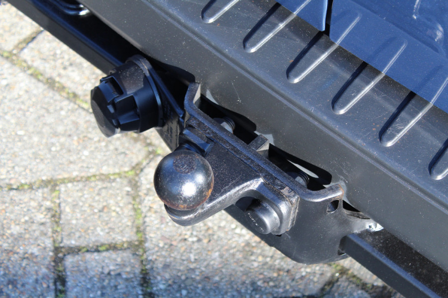 Ford Transit Custom 300 2.0-130pk TDCI L1H1 Trend Dubb. cabine. Trekgewicht 2.500kg ! Airco, stoel- spiegelverwarming, bijrijdersstoel, dubbele cabine, trekhaak, parkeersensoren v+a, navigatie, telefoonvoorb., metallic lak